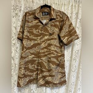 Tachuntfish Mojito Desert Tiger Camo Button Down Shirt